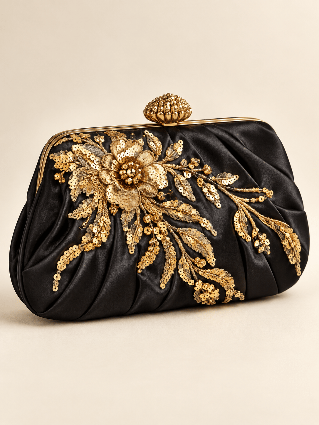 Clutch editoriale in raso nero con ricamo botanico oro