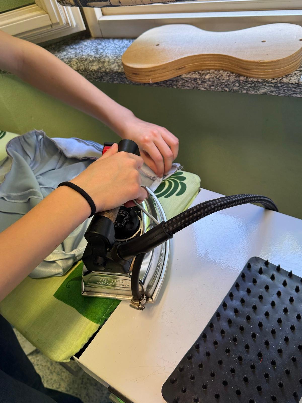 Stiratura professionale di un capo durante la lavorazione